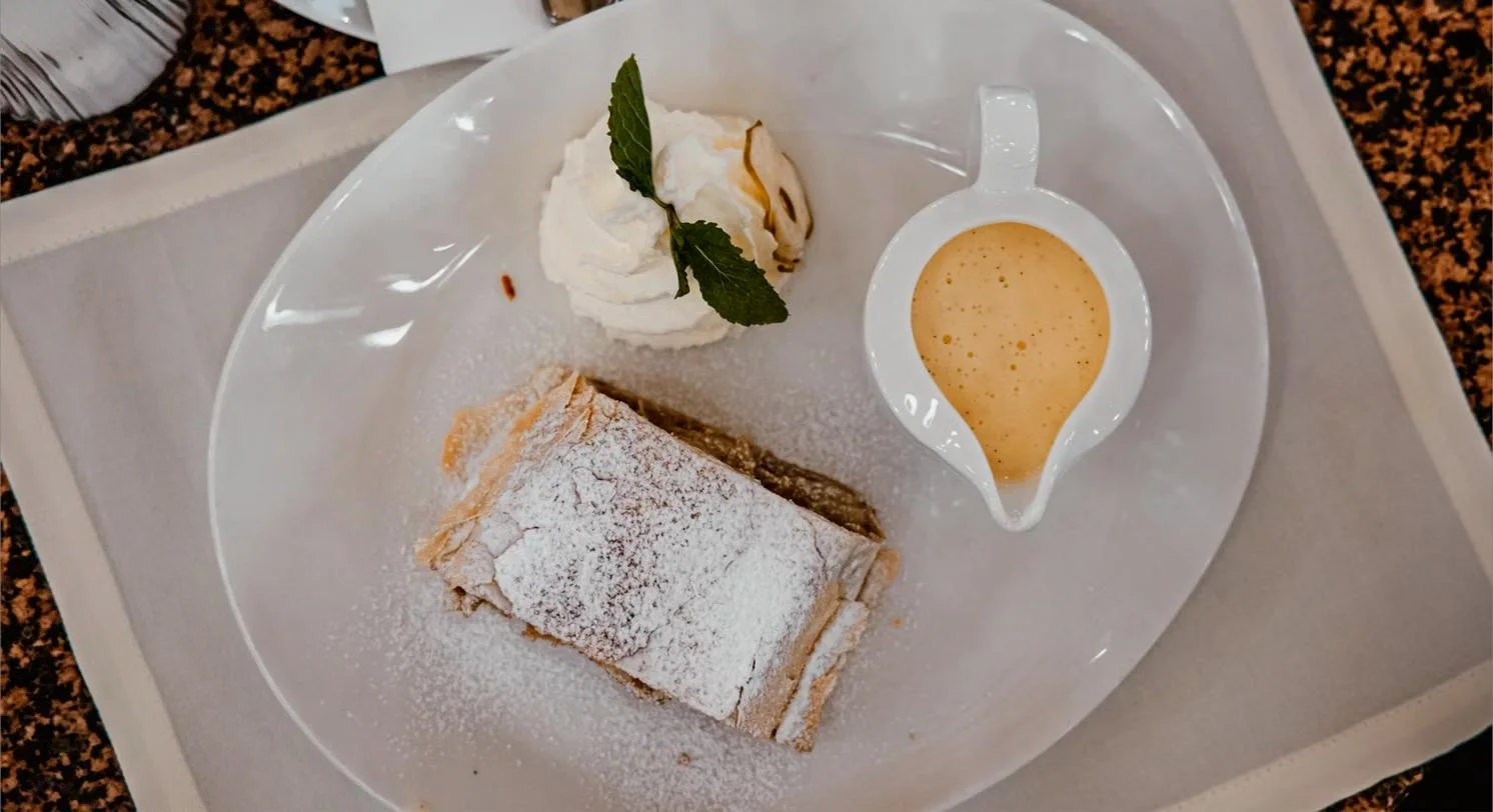 Hausgemachter Apfelstrudel mit Vanillesauce und Schlagrahm